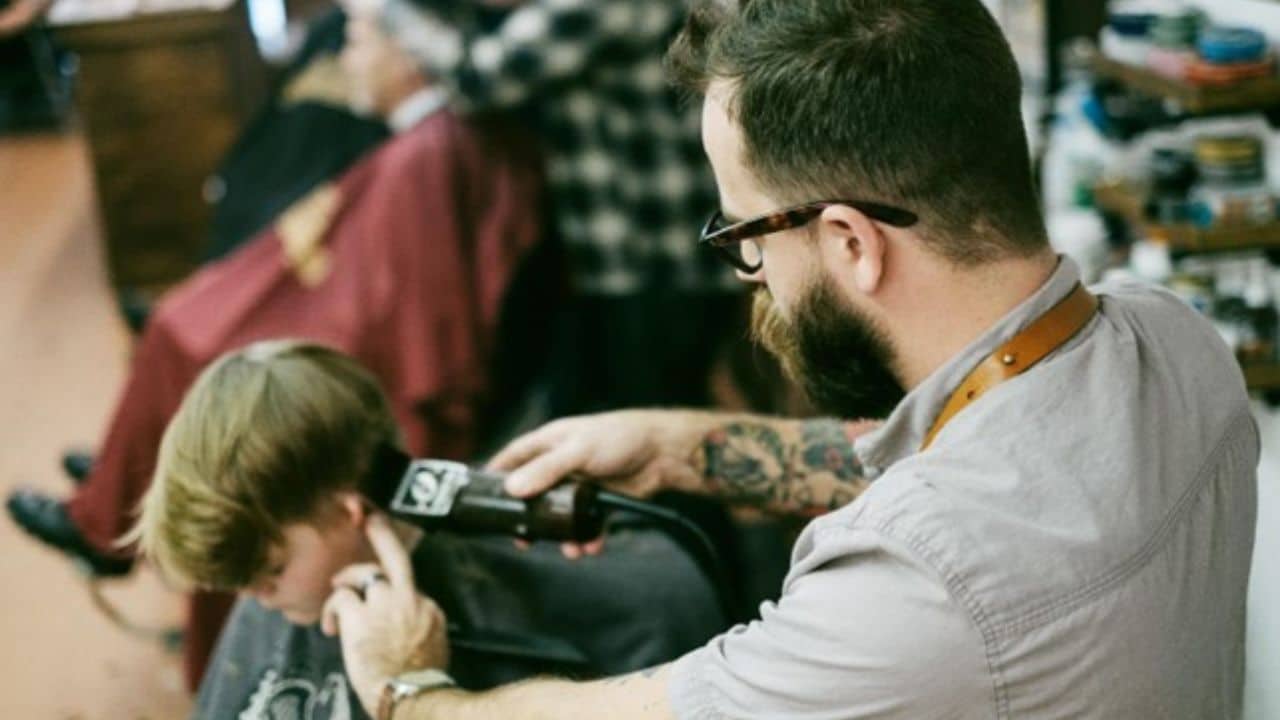 taglio capelli uomo stempiato 2023