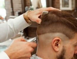 Taglio di capelli a spazzola per tutti gli uomini
