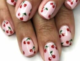 Nuova idea di manicure con le ciliegie