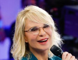 maria-de-filippi-estate-2023-costume