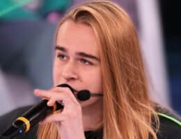 aaron amici 22 capelli corti