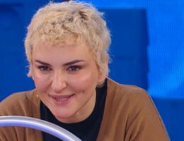 arisa look capelli naturali