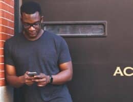 Come tagliare e acconciare i capelli afro