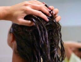 Dormire con i capelli bagnati fa male? La risposta sorprende