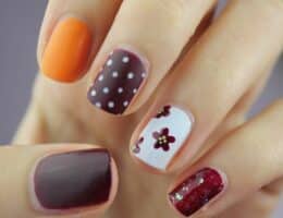 Come riprodurre la dot manicure