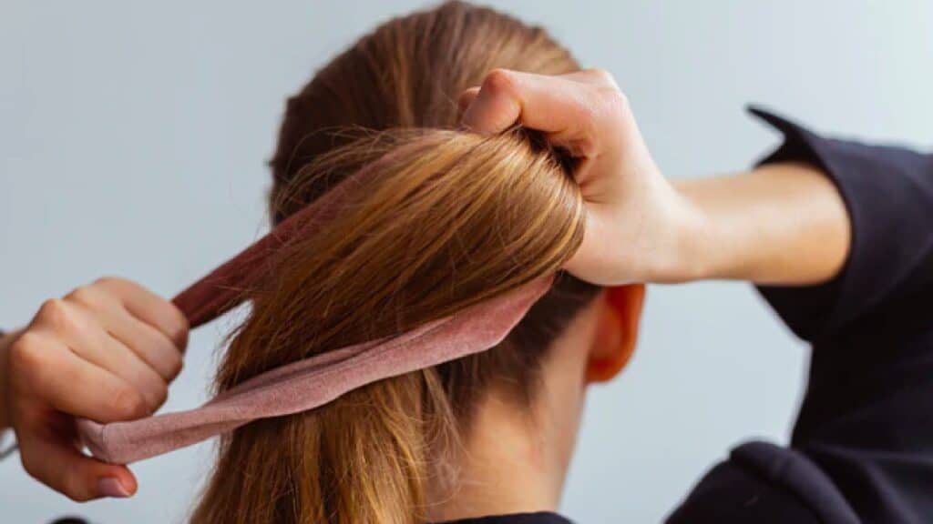 Il modo corretto per legare i capelli la sera prima di dormire