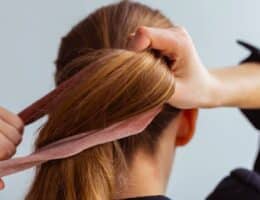 Il modo corretto per legare i capelli la sera prima di dormire