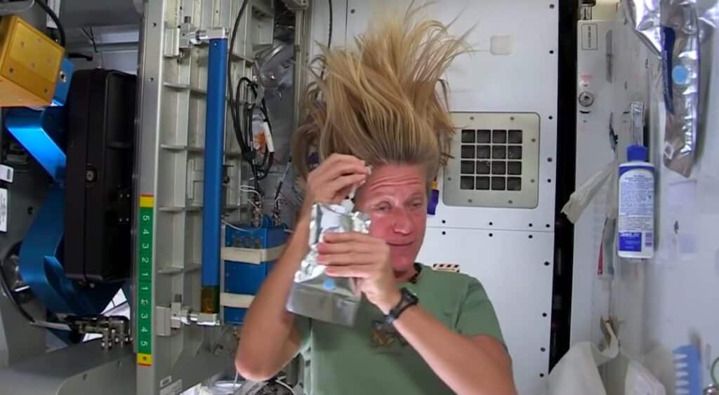 Come si lavano i capelli le astronaute: uno shampoo nello spazio