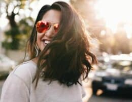 Come acconciare i capelli mossi medi