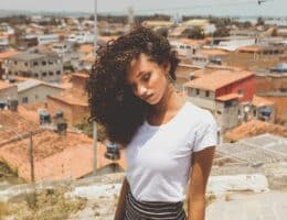 Come si pettinano i capelli ricci?