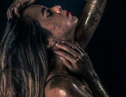 Brillantini tra i capelli per un effetto luminoso