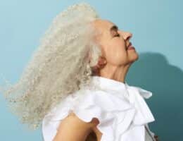 Come indossare i capelli grigi senza sembrare vecchi