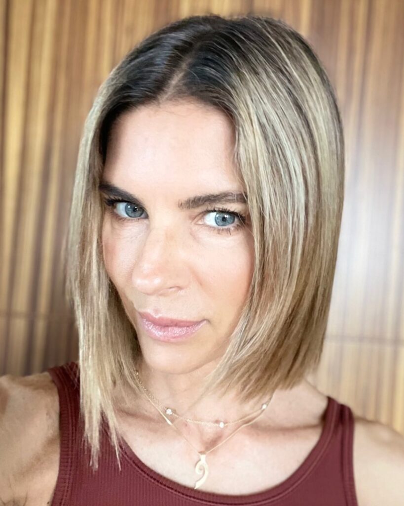Martina Colombari nuovo look per l'estate: caschetto scalato