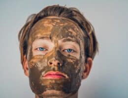 Come applicare la maschera viso per uomo