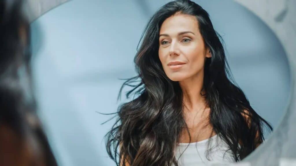 "Witchy Brunette": il colore di capelli estivo per le chiome brune