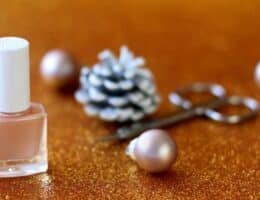 La tendenza estiva delle unghie neutre