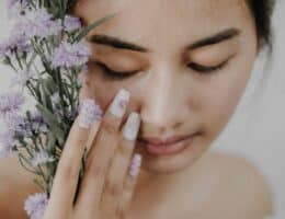 La tendenza della nail art floreale