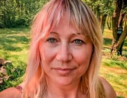 Consigli estivi per aggiungere volume e movimento ai capelli lisci