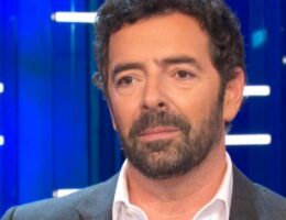 alberto matano nuovo look critiche