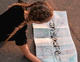 Ragazza con trecce lunghe