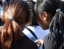 Capelli rossi e neri legati con code basse