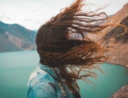 Donna con capelli pizzicati