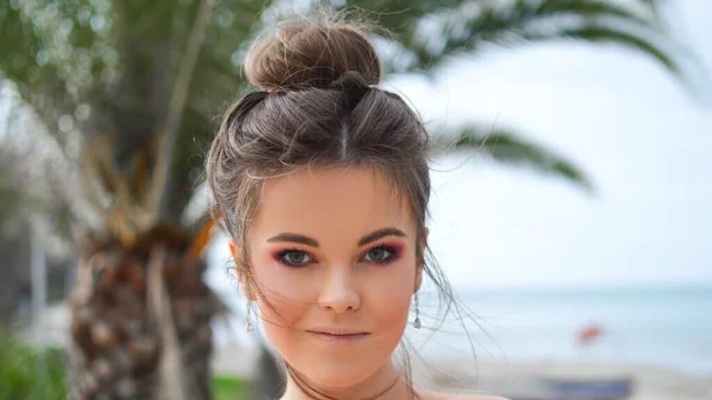 Chignon pieno e disordinato anche con i capelli più fini, ecco come