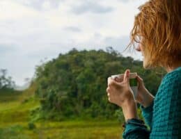 I capelli spettinati rossi sono bellissimi in versione caschetto