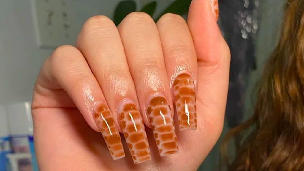 Unghie-coccodrillo: il trend animalier estate 2023 diventa manicure