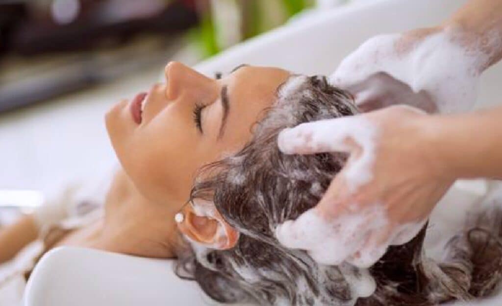 Capelli pieni e sani: gli "scalpcials" sono la chiave, parola di esperti