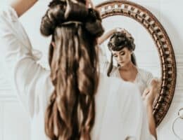 Donna che si guarda allo specchio