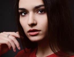 Donna con capelli castano scuro in posa