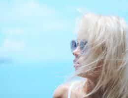 Donna con capelli biondi spettinati