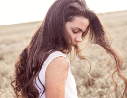 Donna con capelli lunghi castani mossi