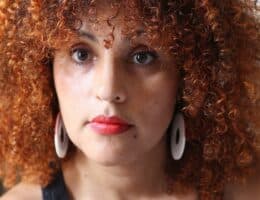 Donna con capelli ricci e frangia riccia