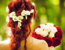 Donna con treccia lunga rossa