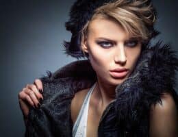 Donna in posa con capelli corti e giacca