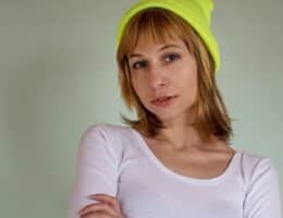 Donna in posa in stile anni ‘90