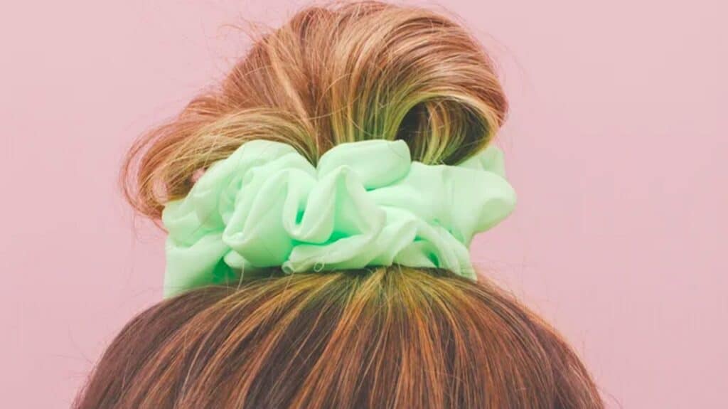 Dovresti lavare i tuoi elastici per capelli? La risposta definitiva