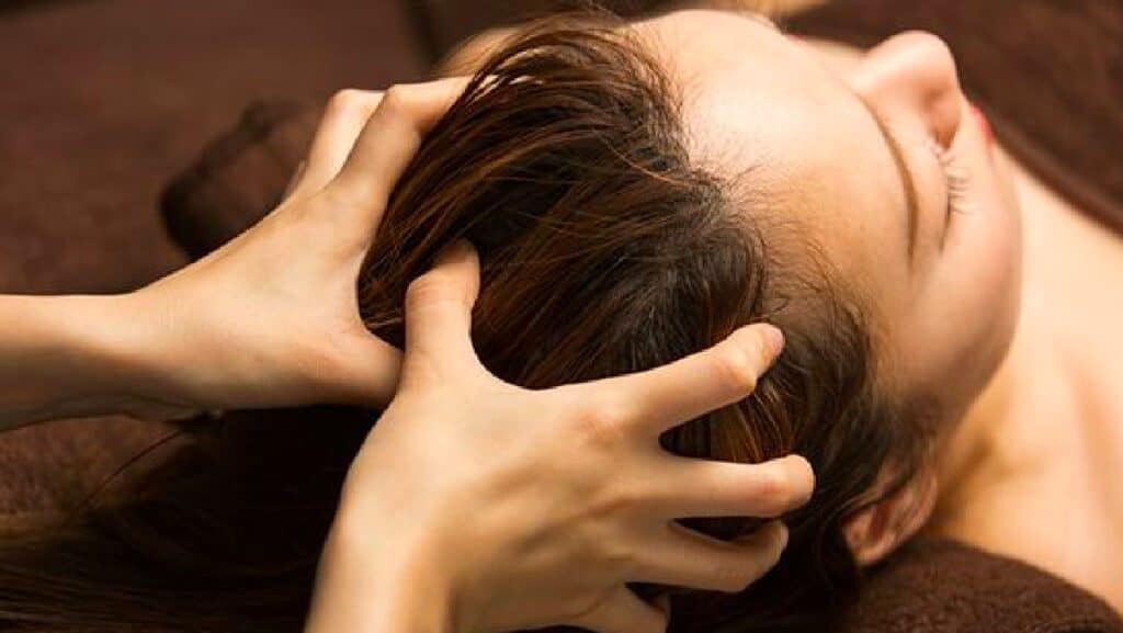 'Hair Tapping': la tecnica più semplice per favorire la salute del cuoio capelluto e la crescita dei capelli