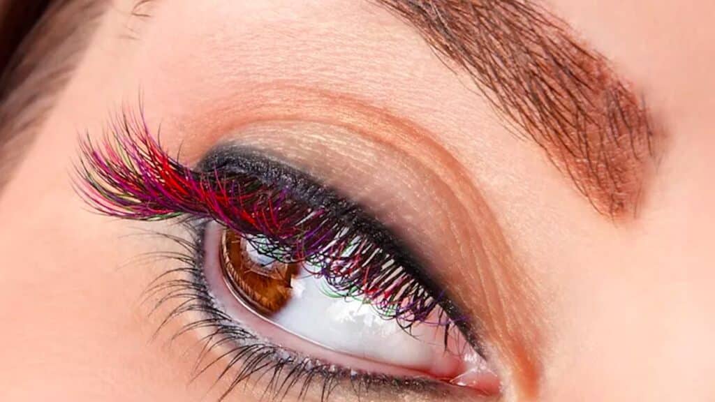 Come indossare il mascara rosso: in estate e in autunno è il top