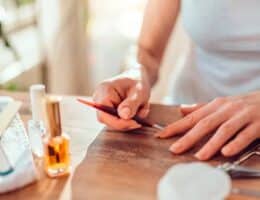 "Nail Cycling", come riparare anni di danni alle unghie