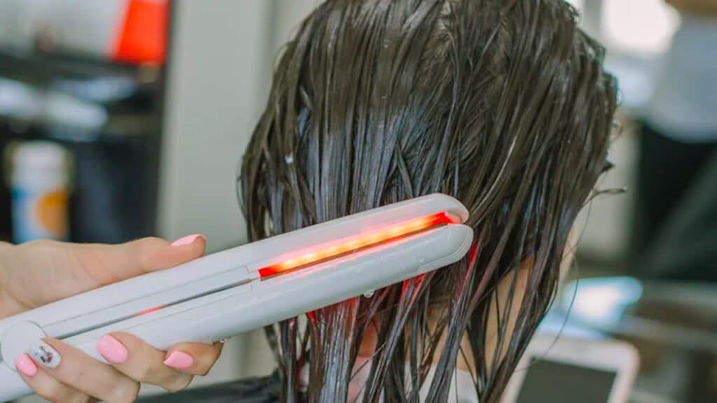 Perché lisciare i capelli bagnati è un enorme no