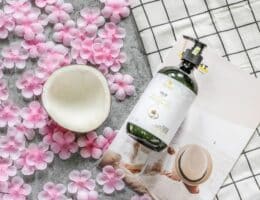 Prodotto al cocco da usare sui capelli come maschera