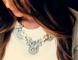 Ragazza con capelli lunghi ondulati