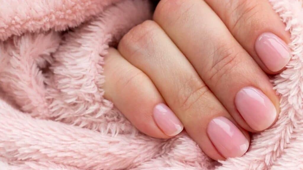 'Rose Water Nails': il tend manicure per i fan del minimal