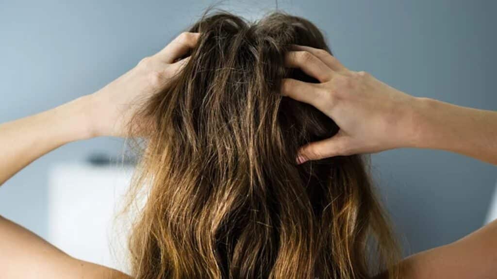Shampoo secco: super alleato per combattere il sudore a radici e attaccatura dei capelli