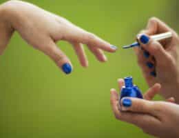 Mani con smalto blu metallizzato