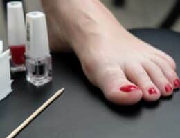 Lo smalto rosso sui piedi è un evergreen