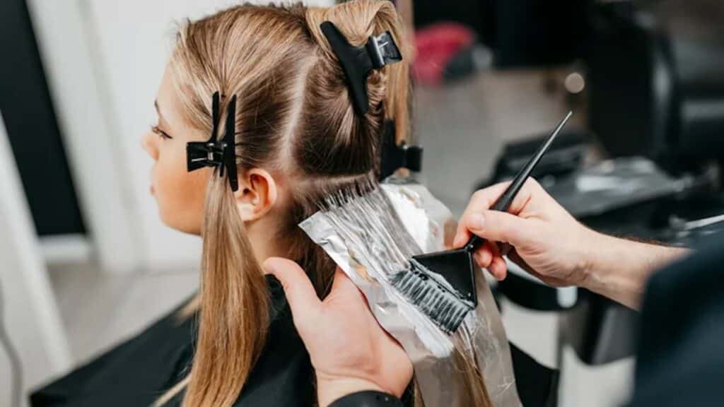 Come passare dai capelli biondi a quelli castani senza problemi